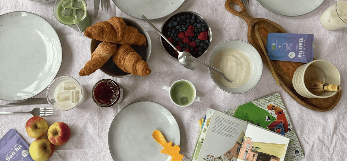 Familie genießt gemeinsam einen koffeinfreien Matcha-Moment