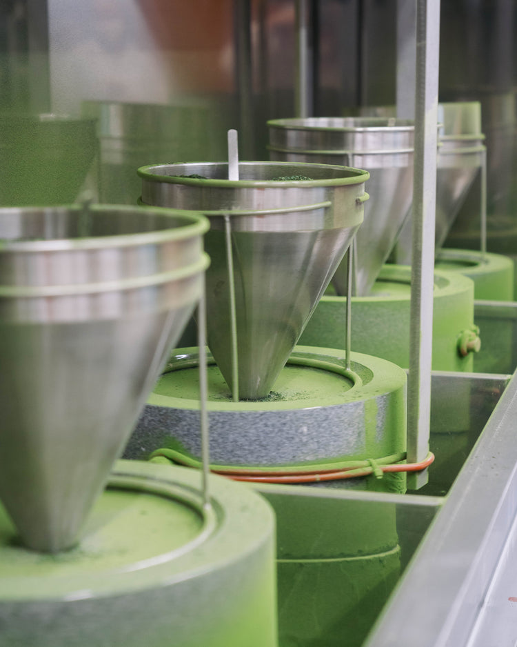 Traditionelle Steinvermahlung in der Matcha-Fabrik Uji, Japan