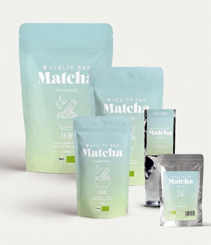 Bio Matcha Pulver Traditional von Health Bar im silbernen, luftdichten Beutel mit pastellfarbenem grün blau Etikett und Hinweis vor hellem Hintergrund