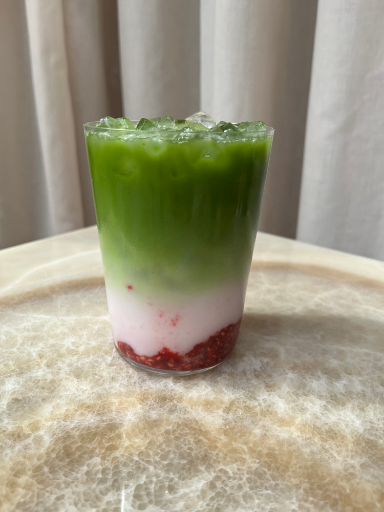 Matcha latte glacé à la framboise illustration