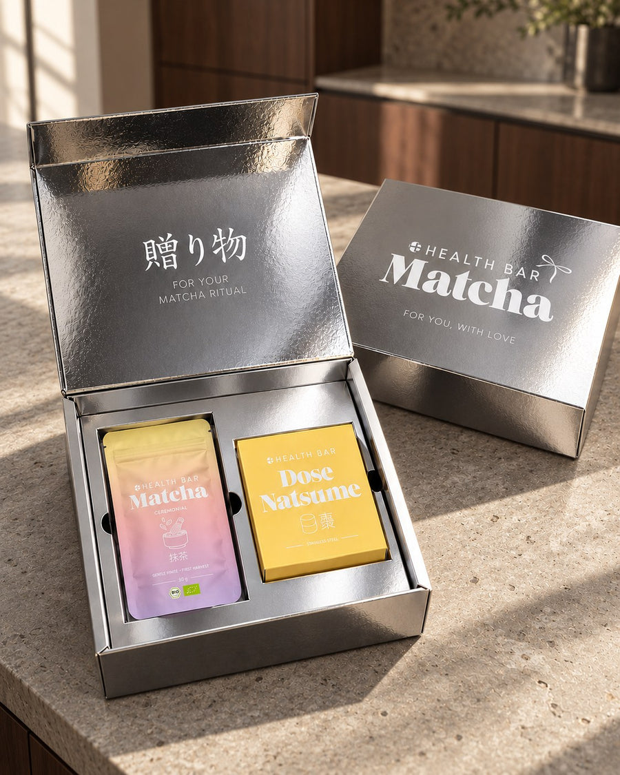 Geöffnete silberne Matcha Gift Box mit Bio Matcha Ceremonial 30 g und Natsume Matcha-Dose