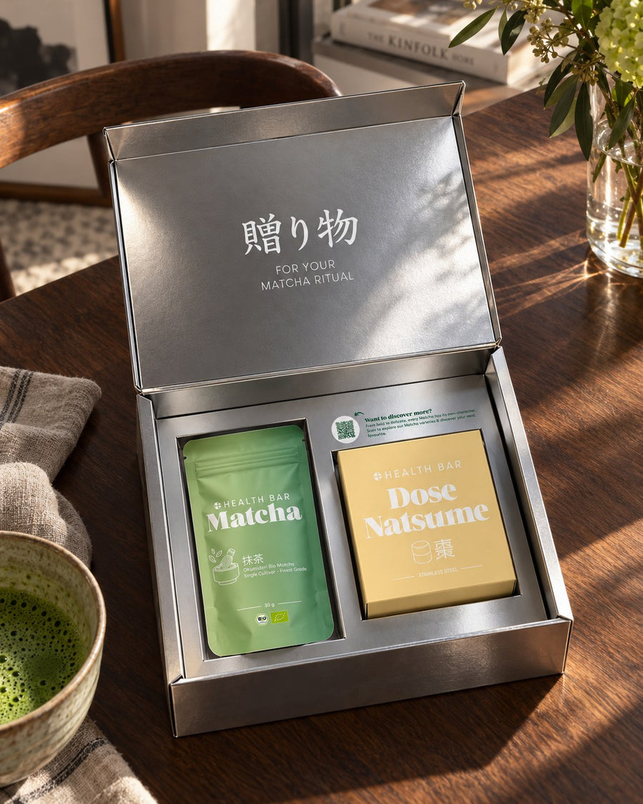 Geöffnete silberne Matcha Gift Box mit Okumidori Single Cultivar 30 g und Natsume Matcha-Dose