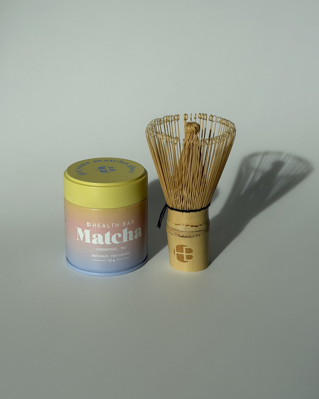 Bundle Starter Ritual von Health Bar: Bio Matcha Ceremonial 30 g Dose und Matcha Besen Chasen aus goldenem Bambus